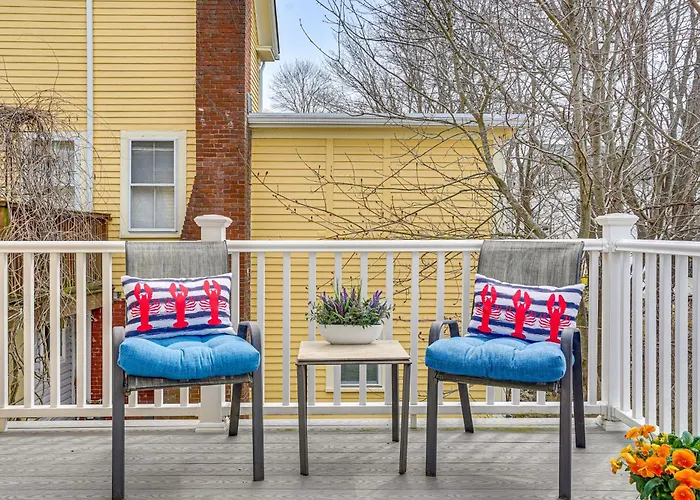 Gloucester Large 2-Room Studio, Full Kitchen, Deck